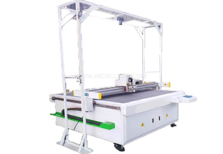 تتأرجح سكين القطع باستخدام الحاسب الآلي مع الكاميرا